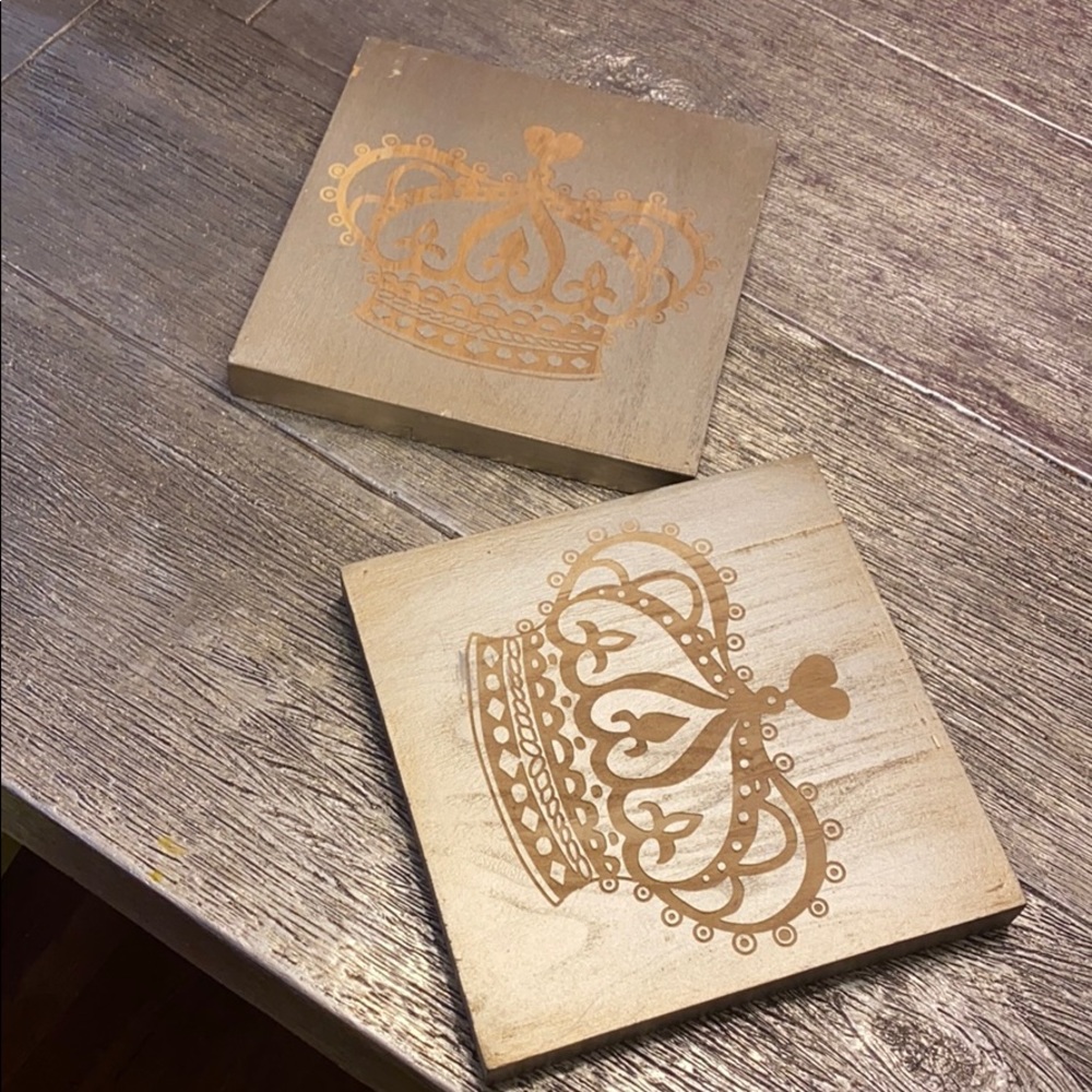 2 Decorative crown wall accents